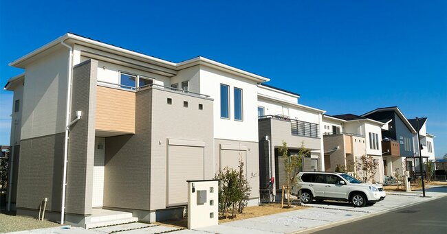 青空と住宅街