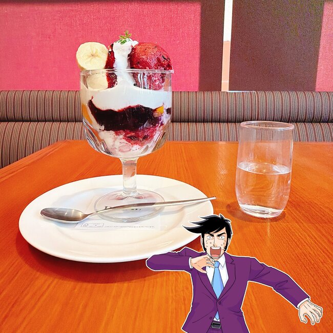 「想定外のサイズでした」「でかすぎんだろ」ロイヤルホストの“てんこ盛りスイーツ”ボリュームすごくて笑った!「圧倒的存在感」