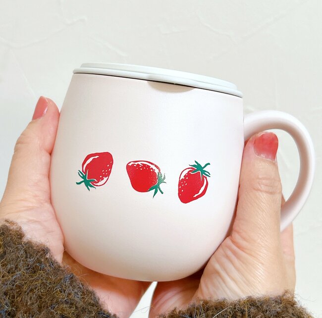 3時間経ってもあたたか～い！アフタヌーンティーの「ぷっくりマグカップ」レトロないちご柄がかわいすぎる！
