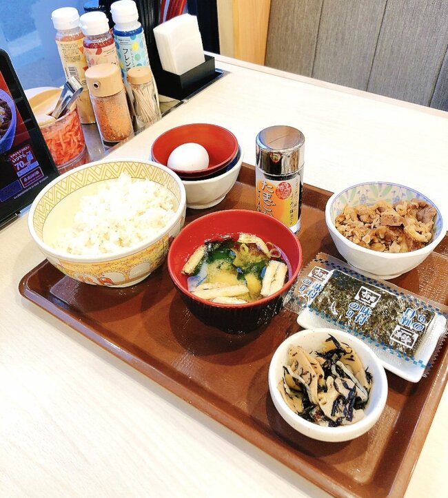 「すき家で1番コスパい」「最強だと思います」すき家の“お肉2倍モーニング”550円とは思えないボリュームに感動！「コスパ飯の極み」