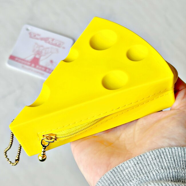 「買わずにはいられなかった」「ふつーに衝動買いしたわ」タリーズ×トムとジェリーの“チーズみたいなポーチ”エコバッグ付きで可愛すぎる…！