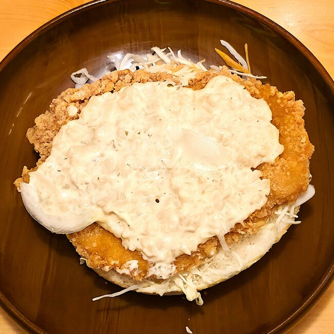 「うまい!そしてデカい」「期待を裏切らないおいしさ」コメダ珈琲の“期間限定メニュー”ボリューム満点でお腹パンパン!「ジューシーでうまうま」