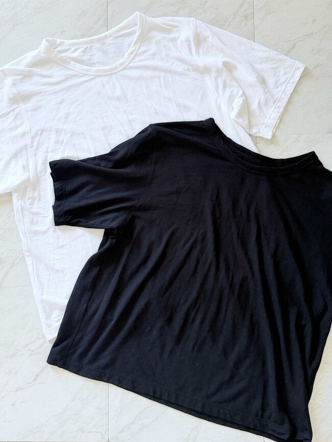 【無印良品】「リピ買いしました」990円の“着痩せトップス”まとめ買いして正解だった!「二の腕隠れる丈感」「何枚か買い足したい」《購入レビュー》