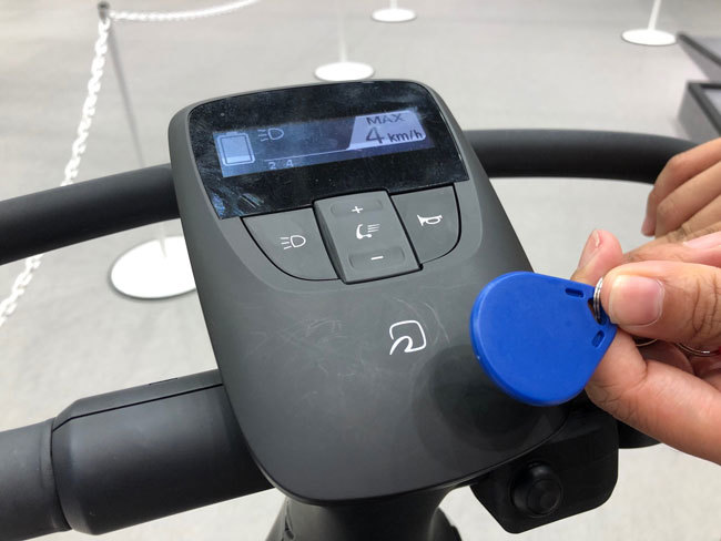 非接触型のキーで主電源の入切を行う