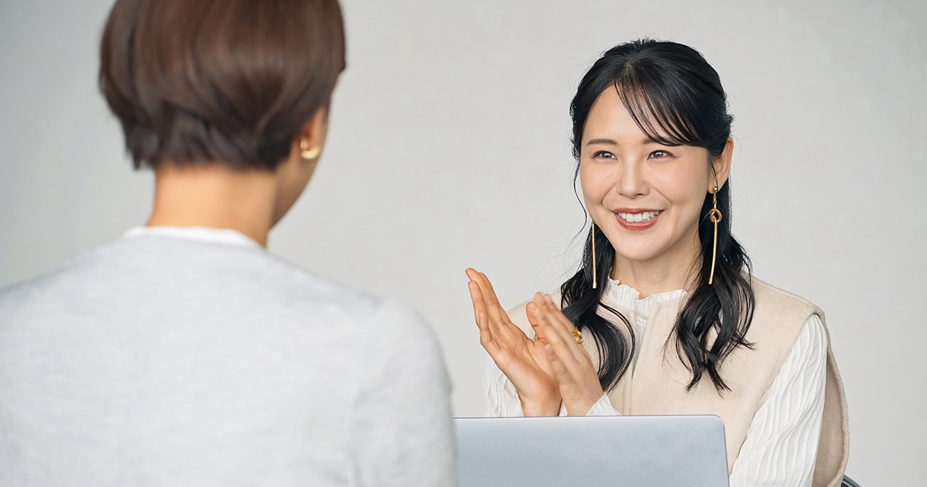 向かい合って話をする2人の女性