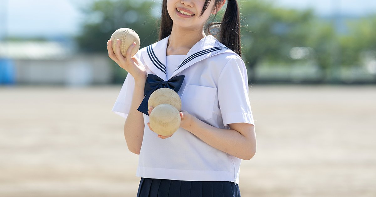 野球のボールを持つ女子生徒