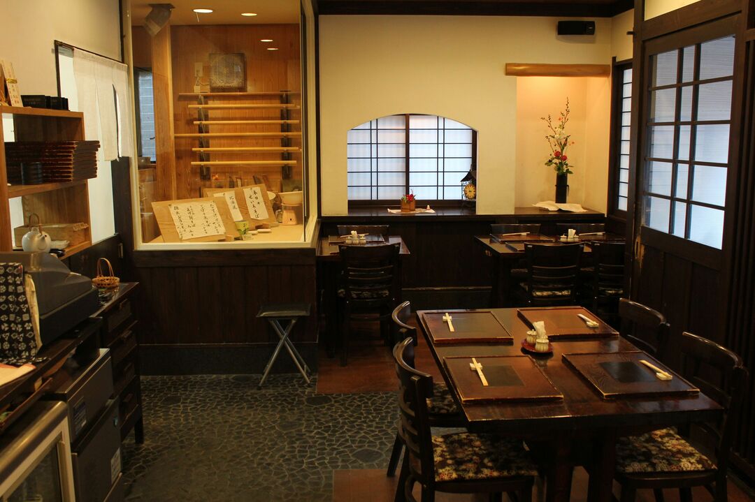 根津「よし房・凛」――蕎麦料理独特の手仕事が光る。下町風情の味わいを肴にゆっくりと飲みたい