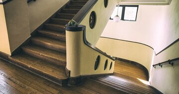 なんで学校の階段に「踊り場」があるの?まさかの理由に「へぇ~」連発!