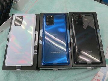 パンチホール有機EL&3眼カメラ搭載! 「Galaxy S10 Lite」がアキバの店頭に