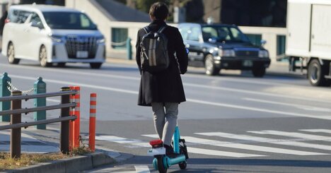 歩いていたら電動キックボードが飛び出し→キックボード側が転んだが運転手がにらんでくる…歩行者が謝るべき？
