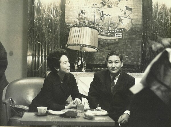 名古屋精糖の社長を務めた横井広太郎と辻トシ子。横井邸で