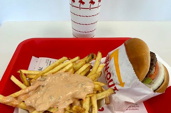 「In-N-Out Burger」のハンバーガー
