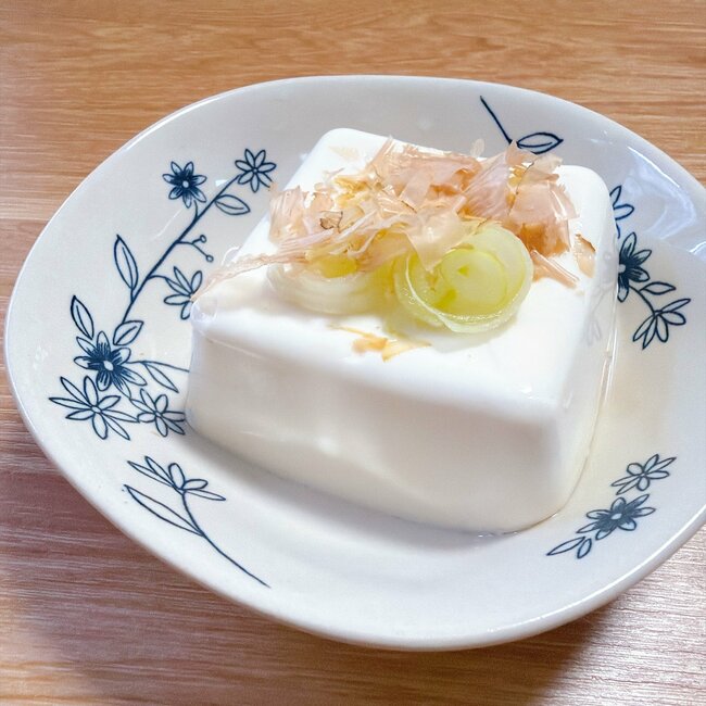家のお皿、同じもので揃えたい！セリアの「お花畑みたいな食器」可愛くって出番が止まらない…！《購入レビュー》