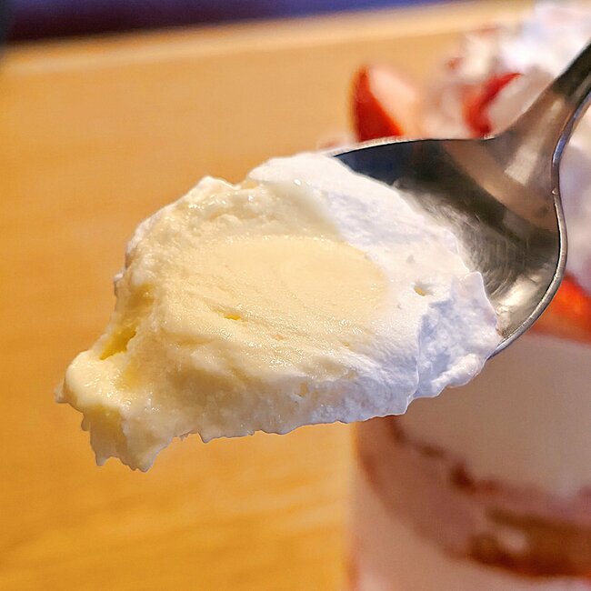 「カロリーやばそう！」「食べごたえ充分」びっくりドンキーの“デカすぎる苺パフェ”ボリューム凄くて笑っちゃった！「ジョッキグラスにパフェ入ってるのやばいくない？」