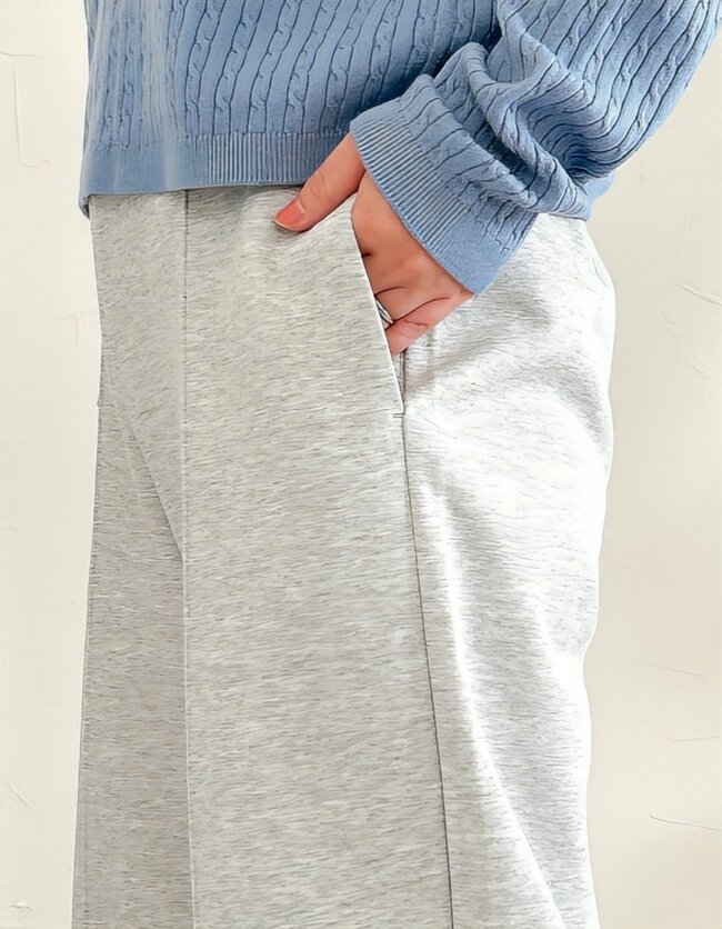 「最高に良くない？」ユニクロの“楽ちんパンツ”がスウェットとは思えないキレイさ…！「大優勝すぎる！」「まじで優秀」