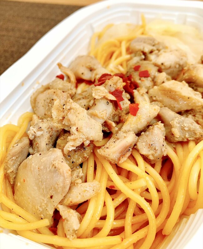 「コスパやばすぎ」「道民でマジでよかった」セイコーマートの“170円スパゲッティ”チキン盛り盛りでビビった！「中毒性がありすぎる」「週3回くらいは買いに行ってる」《実食レビュー》