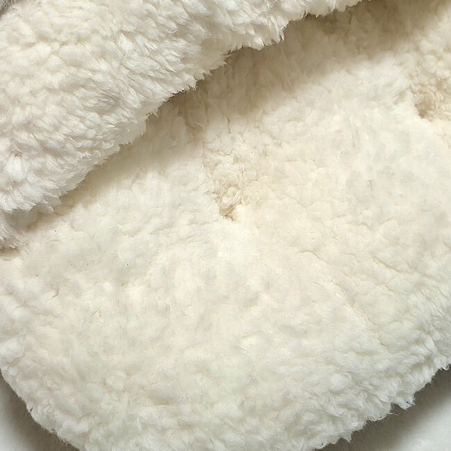 「これ無しで冬は越せない」ニトリの“足を入れられるクッション”モコモコに包みこまれて、とっても暖かい！「あったかいし、ふわふわ」「暖かくてとてもいい」