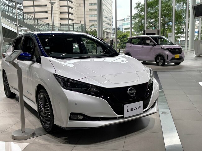 日産グローバル本社での展示風景。手前が第2世代「リーフ」、奥が「サクラ」