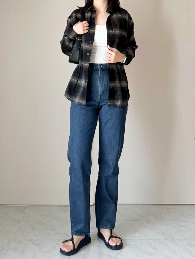 「とても綺麗なシルエット」「スタイル良く見えてびっくり」ユニクロの“新作ジーンズ”はくだけで脚長に見えてスゴい！「とても気に入りました」