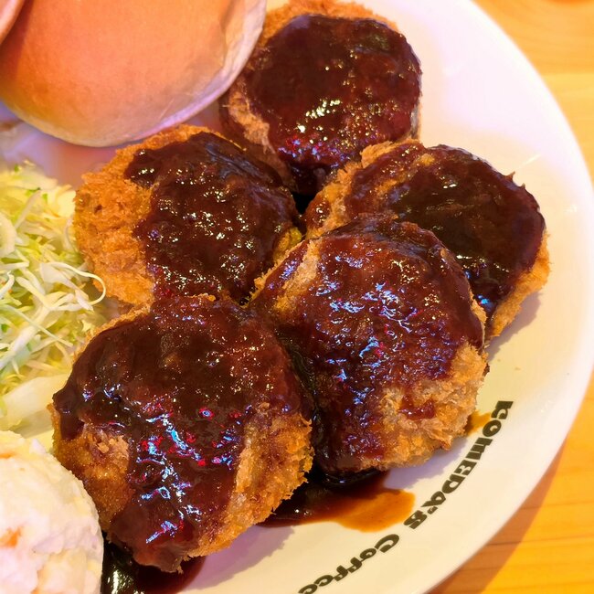 「本当うんまい！」「食べても減らない」コメダ珈琲の“まんぷくプレート”ボリューム満点でスゴすぎる！「スーパーのオードブルみたいな量」