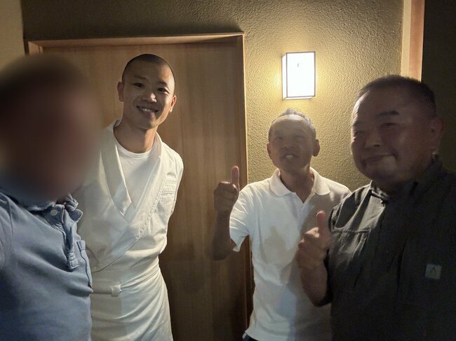 「ひとつ」の大将、河原優太くんと(左から2番目)。おいしゅうございました