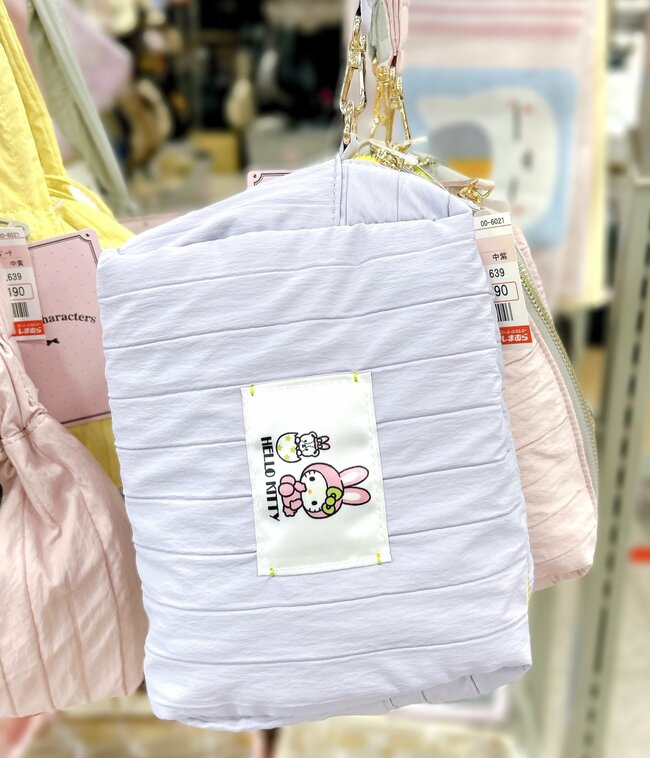 かわいすぎて色違いもほしい!しまむら×サンリオの「ポケットたくさんポーチ」たっぷり収納できるし、ガバッと開いて使いやすい!