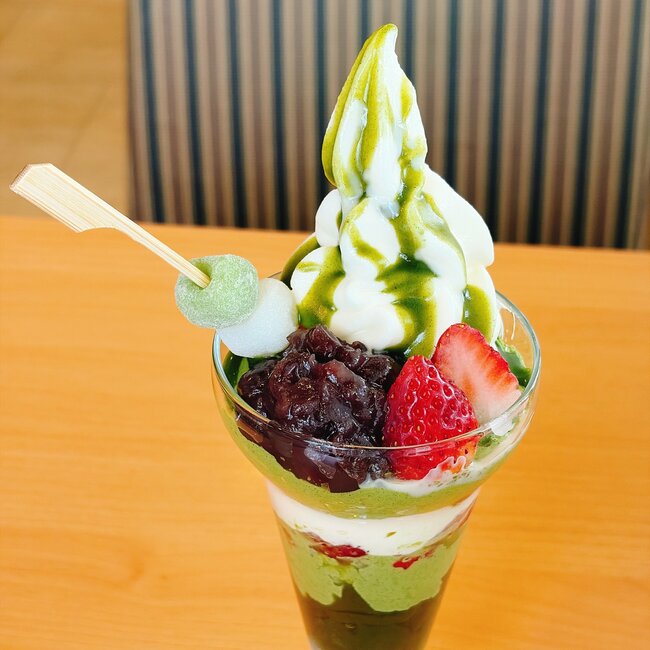 「マジで美味しい」「予想以上に美味!」ガストの“よくばりパフェ“好きなものだらけで幸せすぎる!「春っぽくて好き」