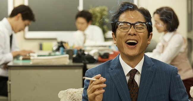 たばこを吸うビジネスパーソン