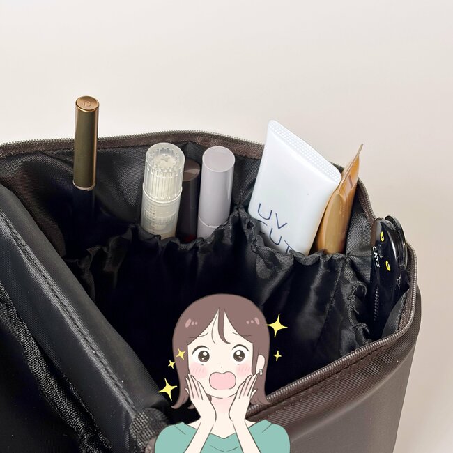 「大容量なのが嬉しい」3COINSの“自立するコスメポーチ”化粧水ボトルも入りました！「高さのある物も立てて収納できる」「旅行などにも最適」