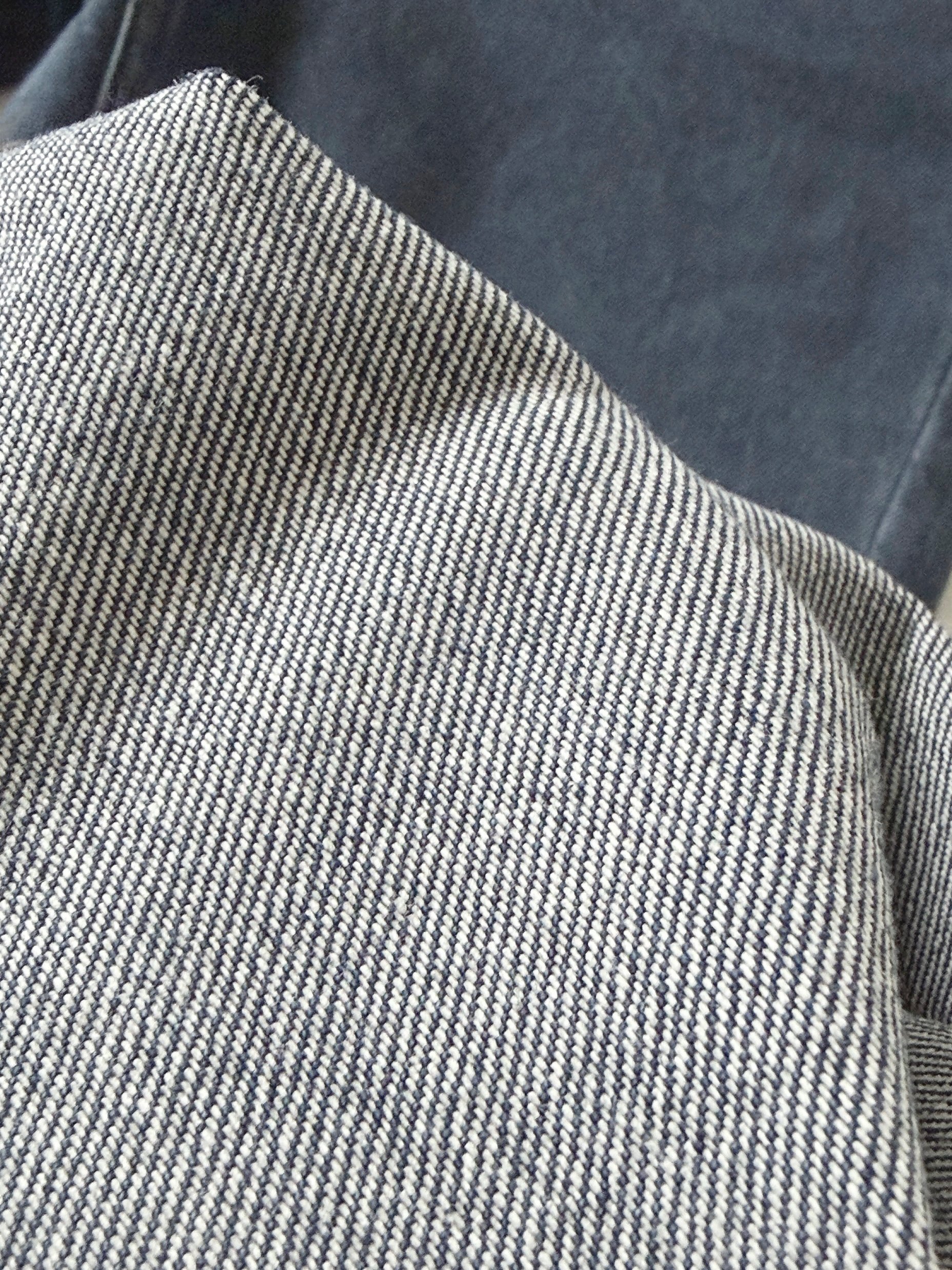 「とても綺麗なシルエット」「スタイル良く見えてびっくり」ユニクロの“新作ジーンズ”はくだけで脚長に見えてスゴい！「とても気に入りました」