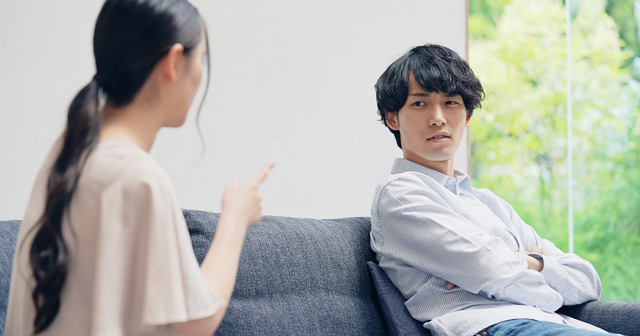 ソファで向かい合い話し合う男女