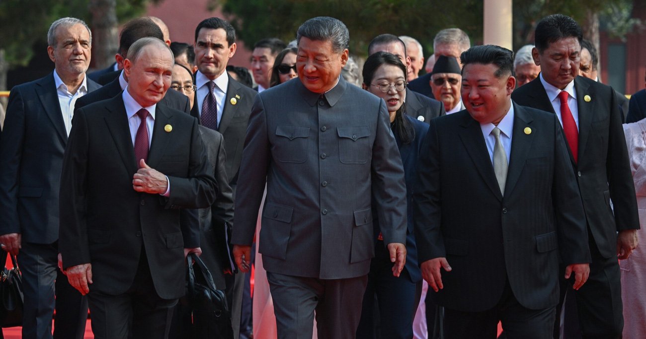 第2次世界大戦終結80周年を記念する軍事パレードを後にする習近平国家主席ら