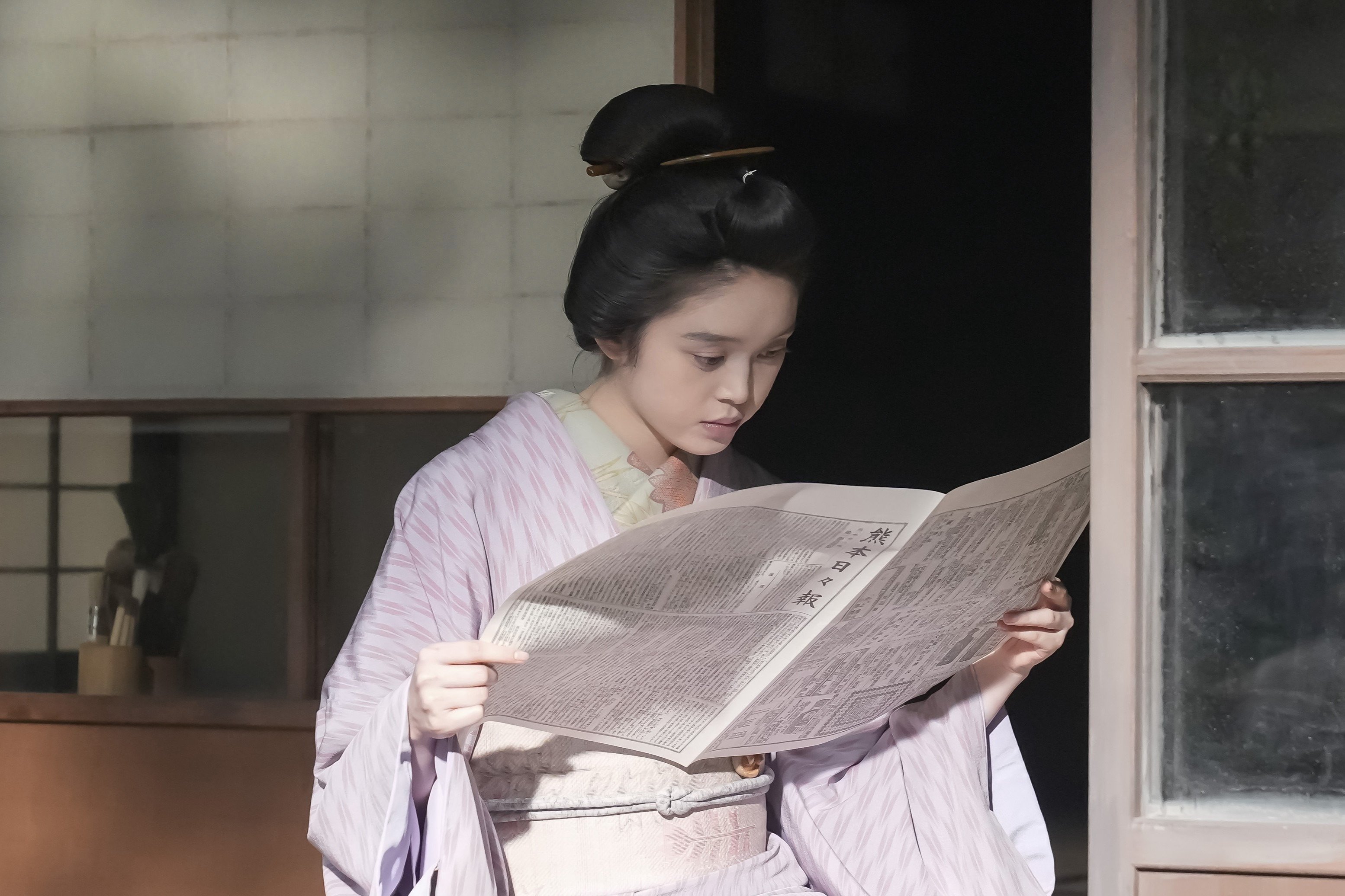 蓮佛美沙子が演じる英語堪能な奥様が素敵…気後れする妻に夫のさりげない気遣いにキュンとする〈ばけばけ第105回〉