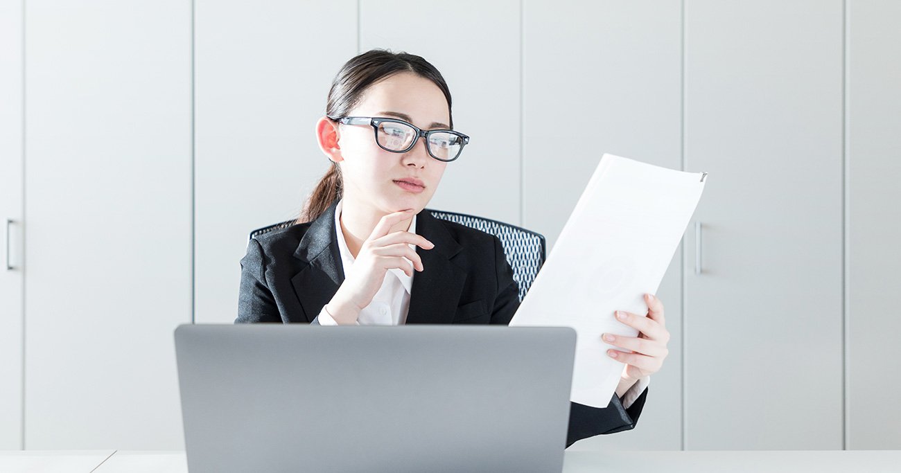 書類を見る女性