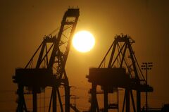 米港湾の中国製クレーンに通信装置　議会調査で発見