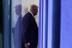 トランプ大統領の再選、激戦州のコロナ情勢がカギ