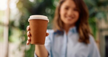 訪問先で紙コップの飲み物を出されたとき、「感じのいい人」は何をしてから帰る?