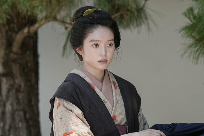 テキトーな授業で月収ウン百万円!ヘブン(トミー・バストウ)の「人格を疑う仕事っぷり」に好感度ダダ下がり〈ばけばけ第28回〉