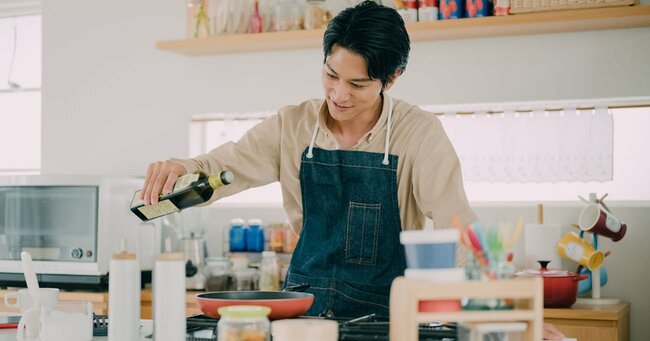 「料理に凝りがちな男性」あるある、マイ包丁に高級食材…なぜこだわる？