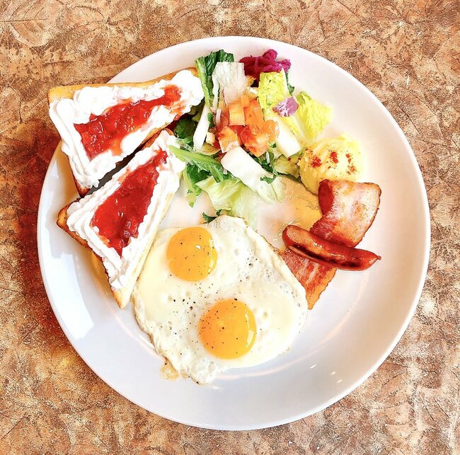 「今まで来なかった事を後悔」びっくりドンキーの“よくばりモーニング”想像以上のボリュームでお腹がパンパン!「ホテルみたいに豪華」「コーヒーおかわり自由で好き」