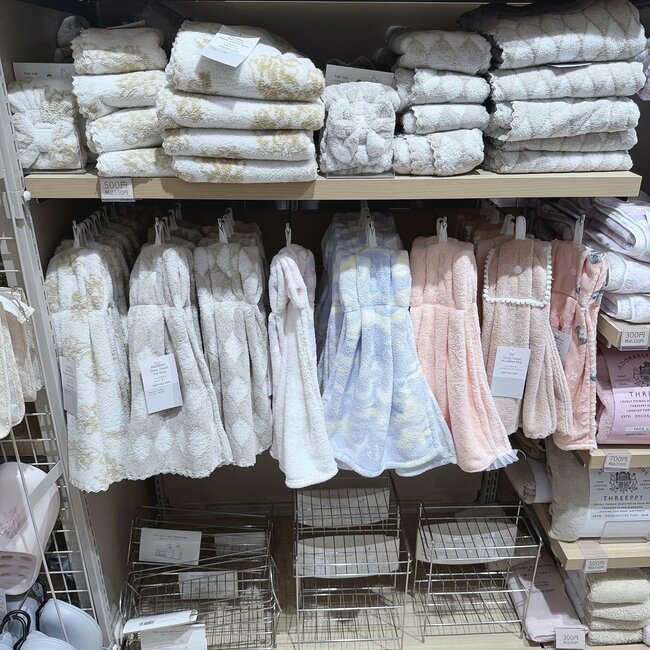 思わずまとめ買いした！ダイソー姉妹店の「ドレスの形をしたタオル」が掛けておくだけで可愛い！洗面所が一気に華やかになりました！