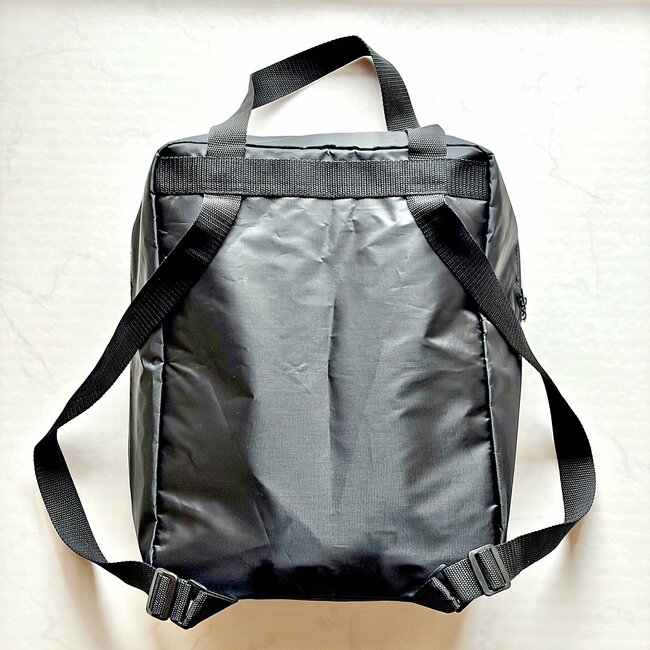 「両手が空いてありがたい」3COINSの”手ぶらで持てる保冷バッグ”ガバッと開くから出し入れが楽ちん!「冷凍食品やアイスのまとめ買いに便利」「雨の日でも大丈夫です」