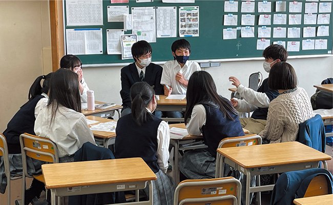 自転車をこぐ子どもたちを風のように後ろから支える