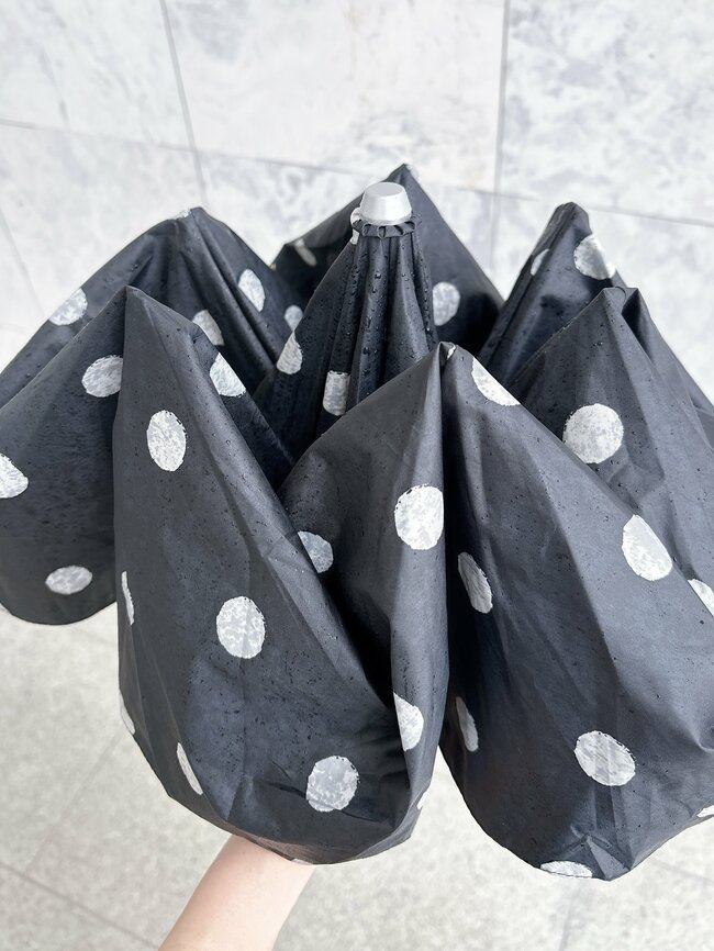 日差しが強い日も安心…!3COINSの「光とUVをカットする折りたたみ傘」体をすっぽり覆ってくれてありがたい!