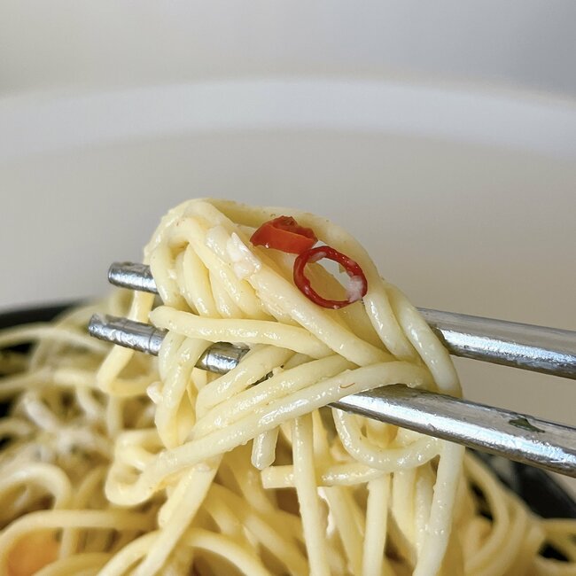 「量がヤバいんじゃぁッ!」セブンの“ドカ盛り弁当”1124kcalもあってボリュームがすごい!「ニンニクがガツンと効いてる」「こってりジャンキーでうまい」