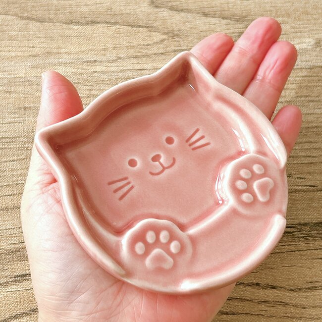 待って、天才すぎる…!セリアで見つけた「ネコちゃん食器」小皿と箸置きが合体してるんだけど!