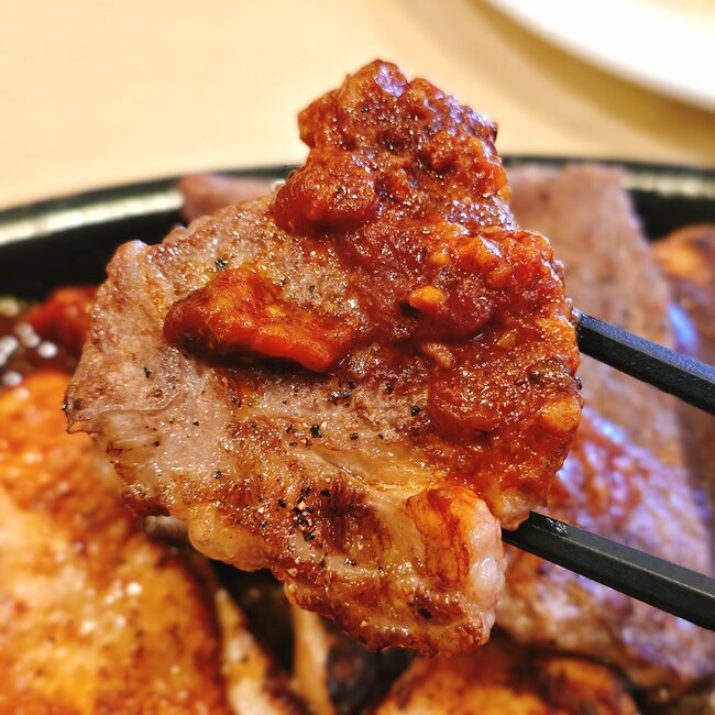 ガッツリ感がハンパないって…!ガストの「肉まみれプレート」1度にステーキ×チキン×ハンバーグが味わえて幸せすぎる!