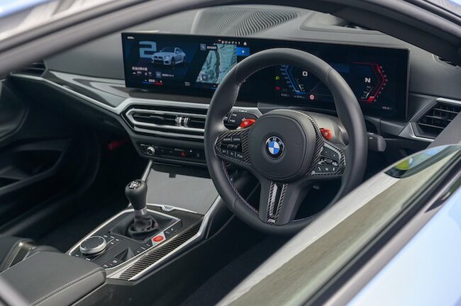 とにかく運転が楽しい！BMW M2はいまどきレアな「後輪駆動の6速MT」で決まり！