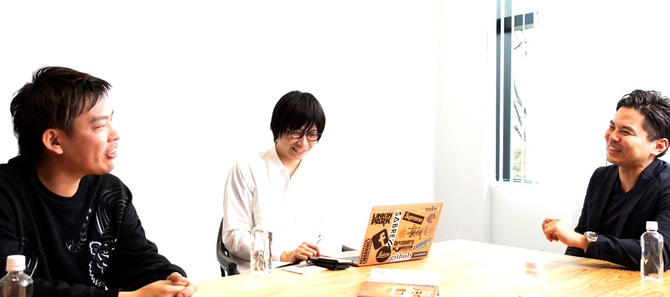 写真右から『絶対内定』著者の熊谷智宏さん、『メモの魔力』著者の前田裕二さん、『メモの魔力』担当編集でもある編集者の箕輪厚介さん