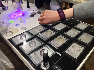 化学会社が南青山でアクセサリーや雑貨の展示即売会を開く理由
